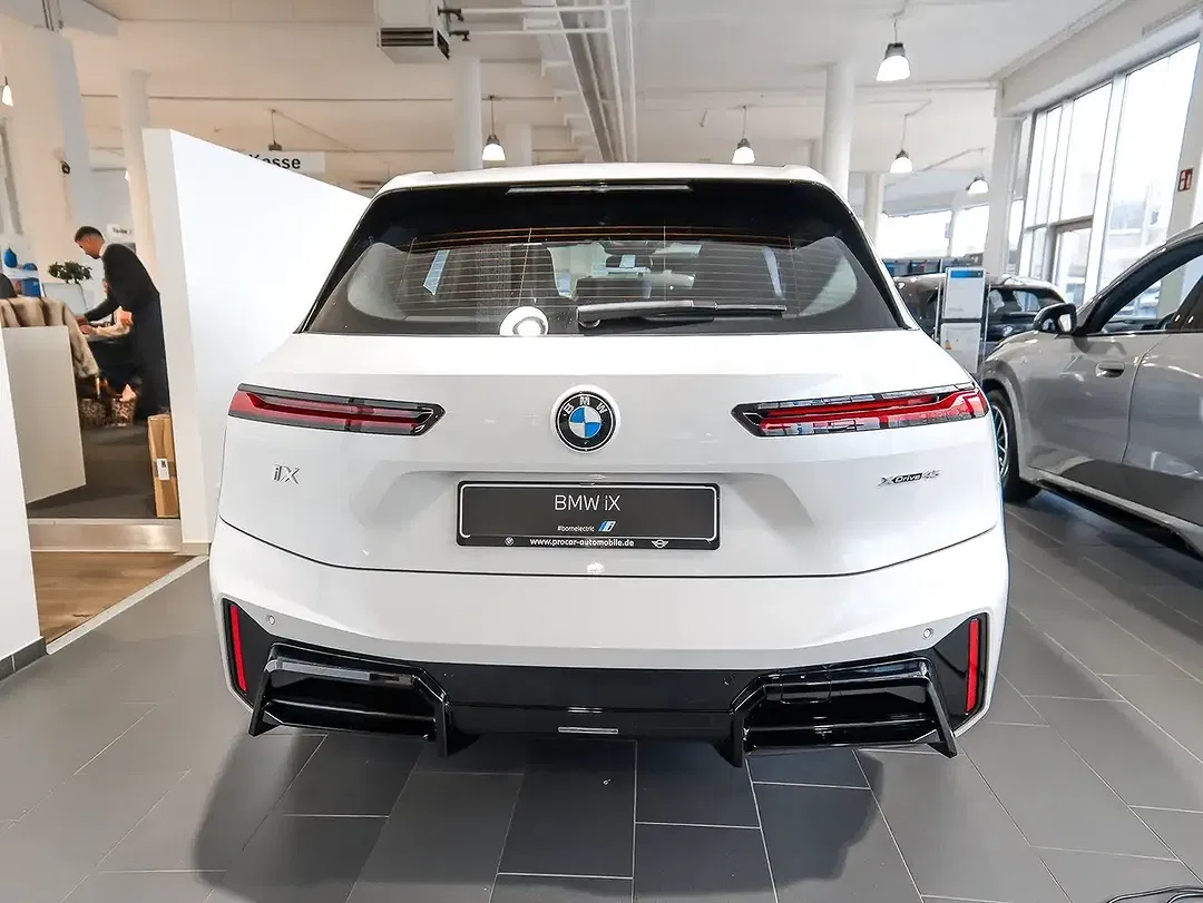 BMW iX - Thumbnail 3