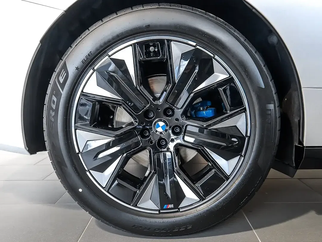 BMW iX - Thumbnail 7