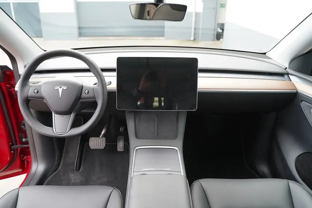 Tesla Model Y - Thumbnail 10