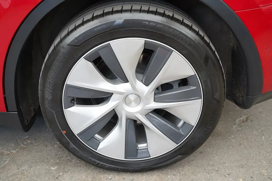 Tesla Model Y - Thumbnail 12