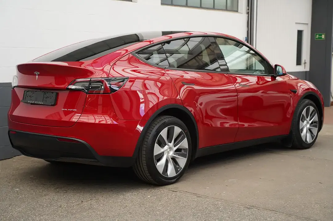 Tesla Model Y - Thumbnail 13
