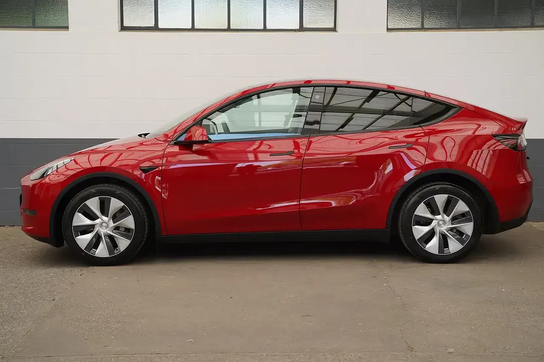 Tesla Model Y - Thumbnail 3