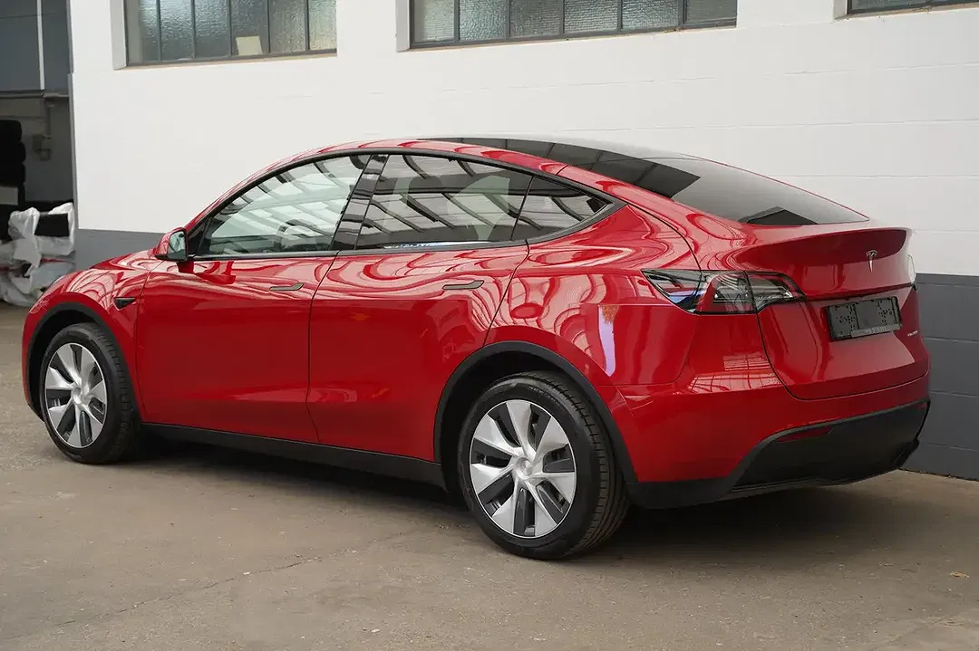Tesla Model Y - Thumbnail 4