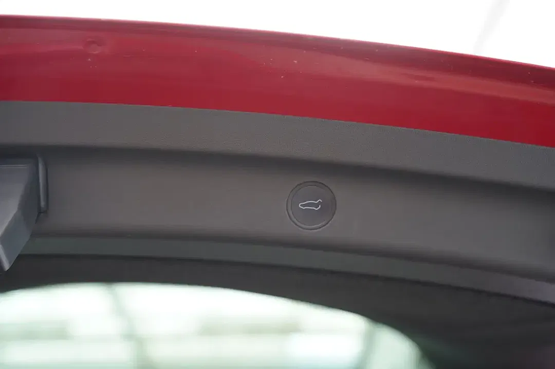 Tesla Model Y - Thumbnail 6