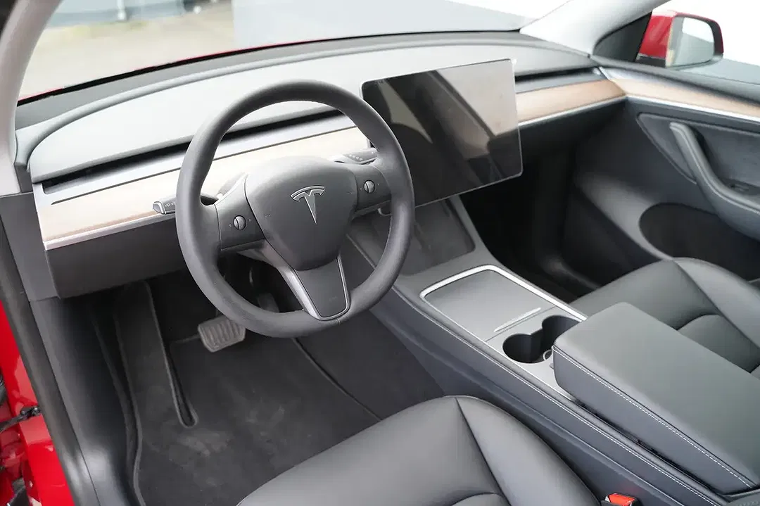 Tesla Model Y - Thumbnail 8