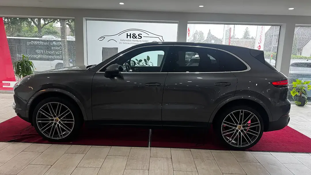 Porsche Cayenne - Thumbnail 2