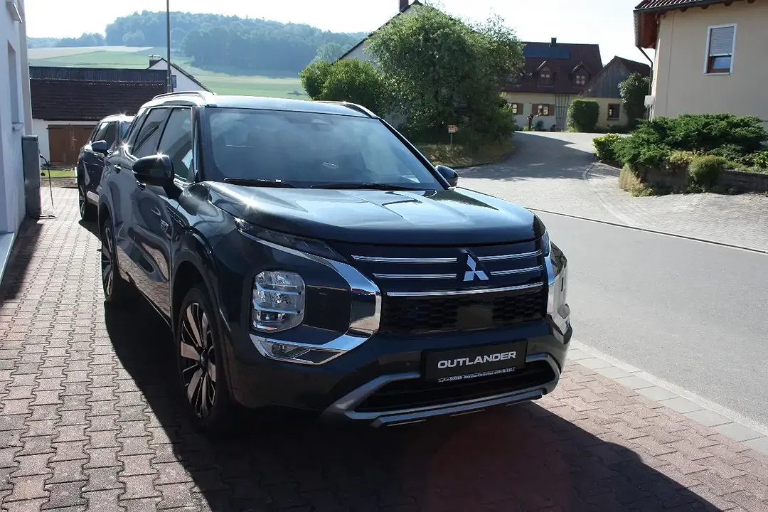 Mitsubishi Outlander - Thumbnail 4