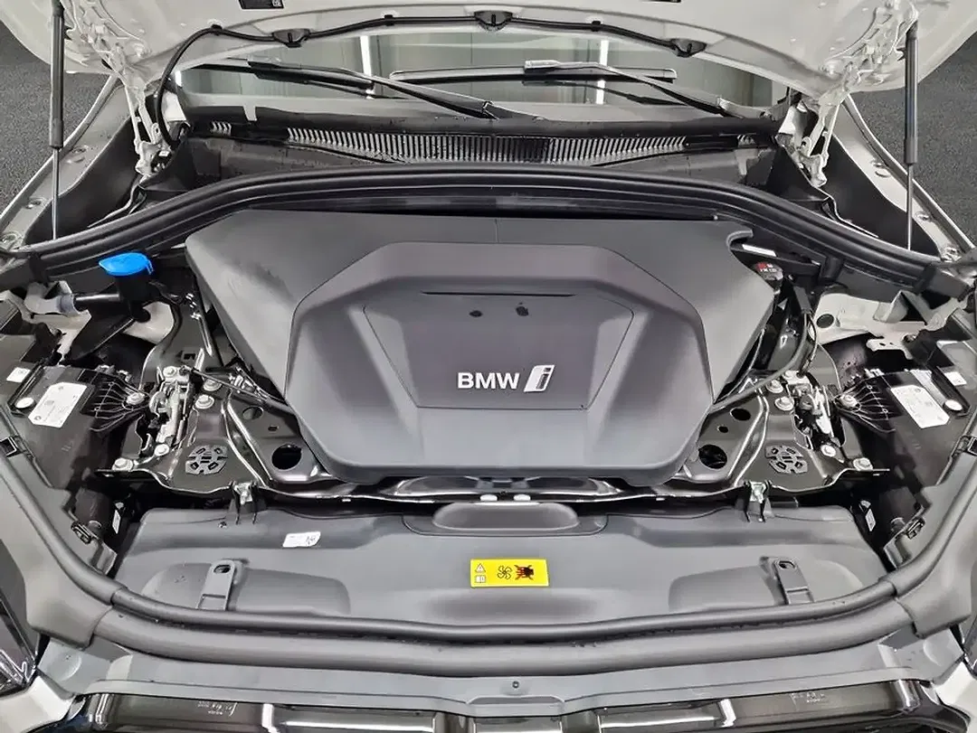 BMW iX2 - Thumbnail 8
