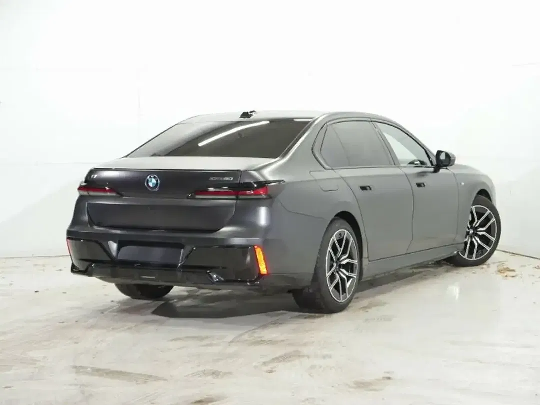 BMW i7 - Thumbnail 3