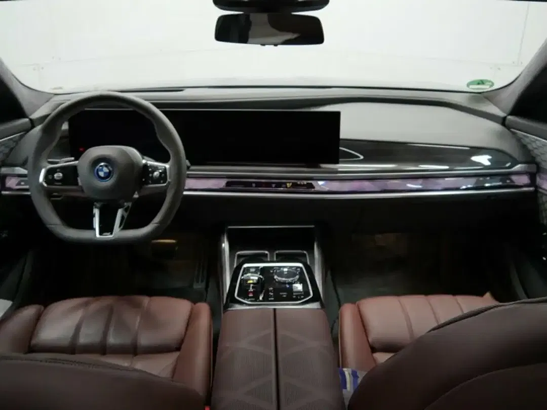 BMW i7 - Thumbnail 6