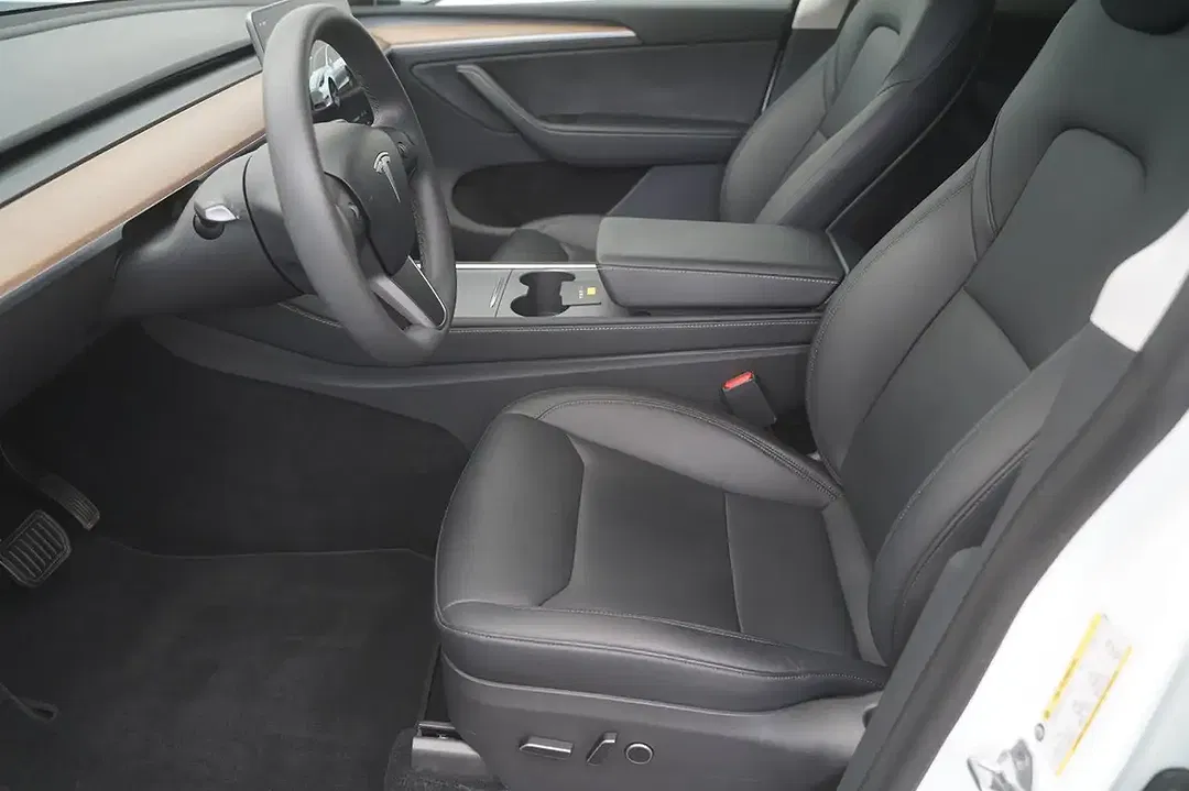 Tesla Model Y - Thumbnail 9