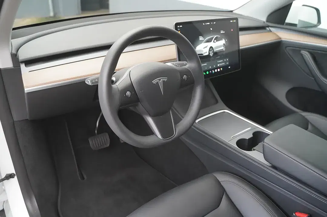 Tesla Model Y - Thumbnail 10