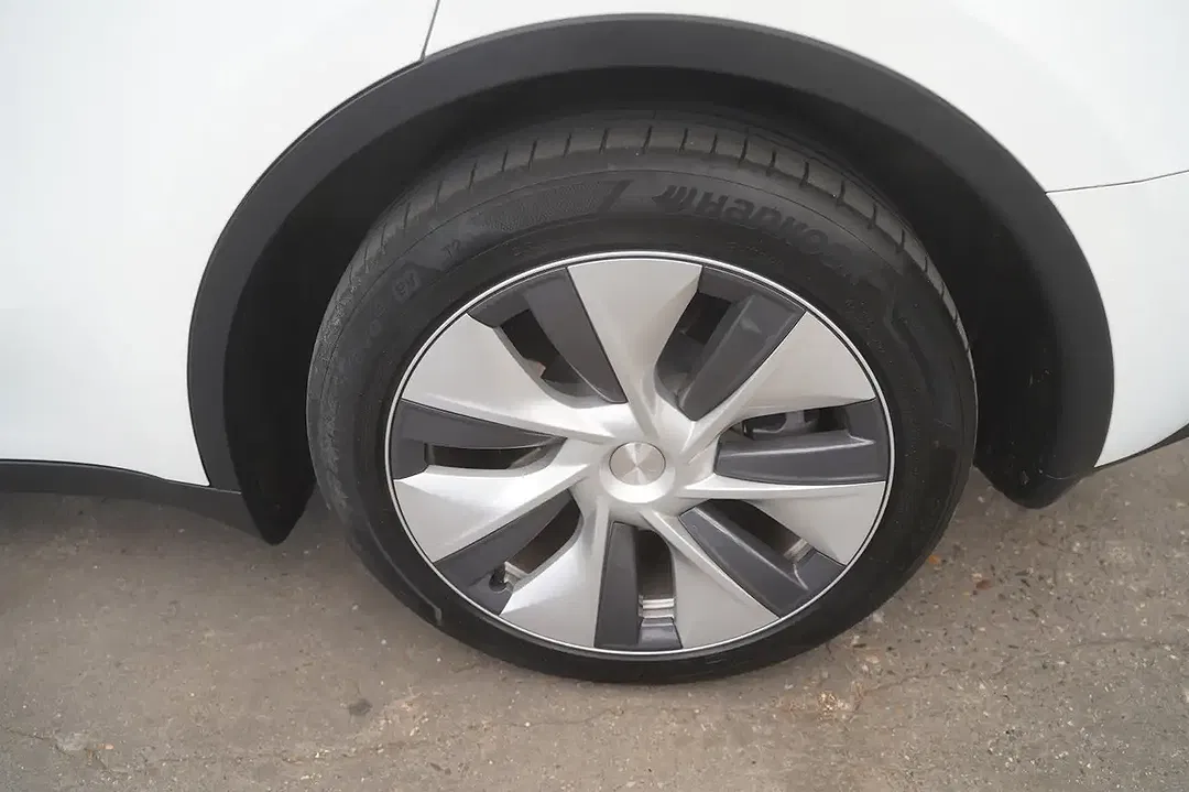 Tesla Model Y - Thumbnail 13