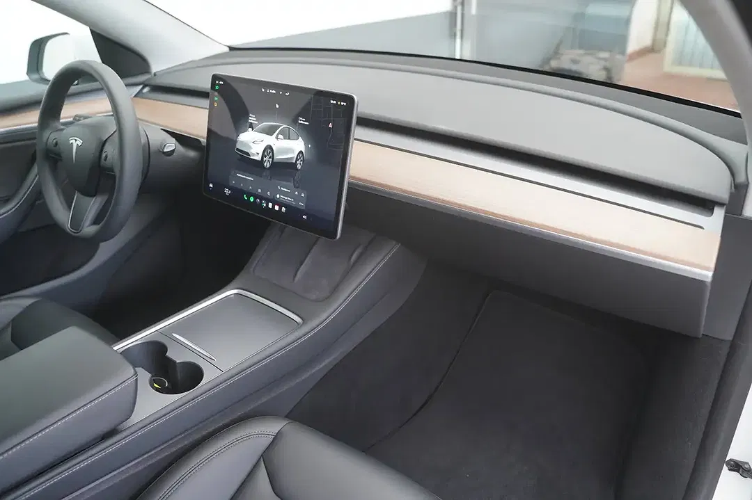 Tesla Model Y - Thumbnail 16