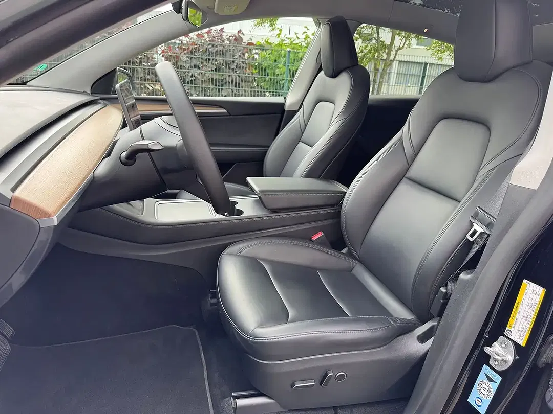 Tesla Model Y - Thumbnail 11