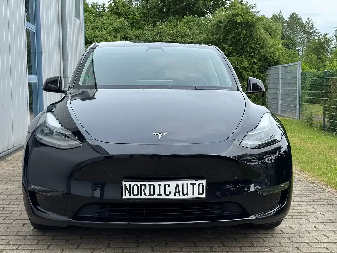 Tesla Model Y - Thumbnail 3