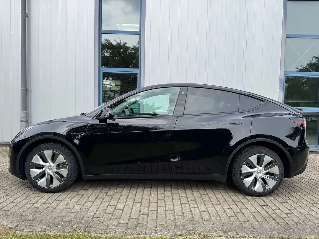 Tesla Model Y - Thumbnail 4