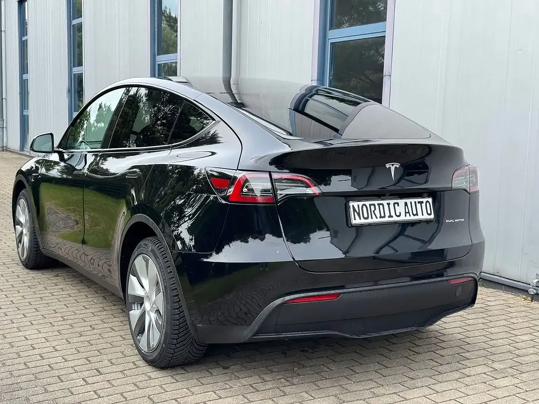 Tesla Model Y - Thumbnail 5
