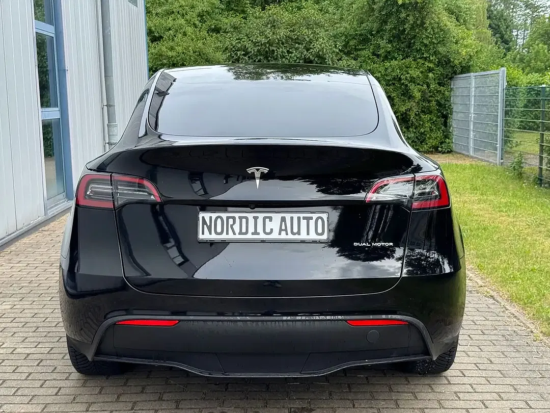Tesla Model Y - Thumbnail 6