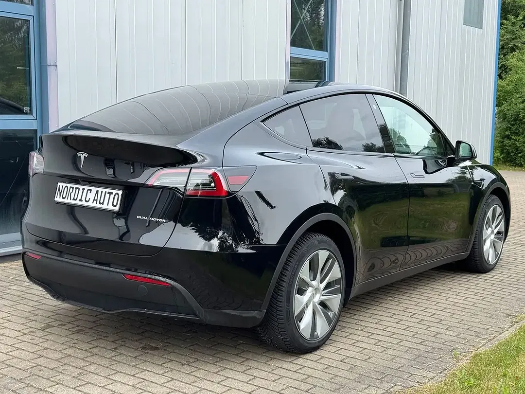 Tesla Model Y - Thumbnail 7