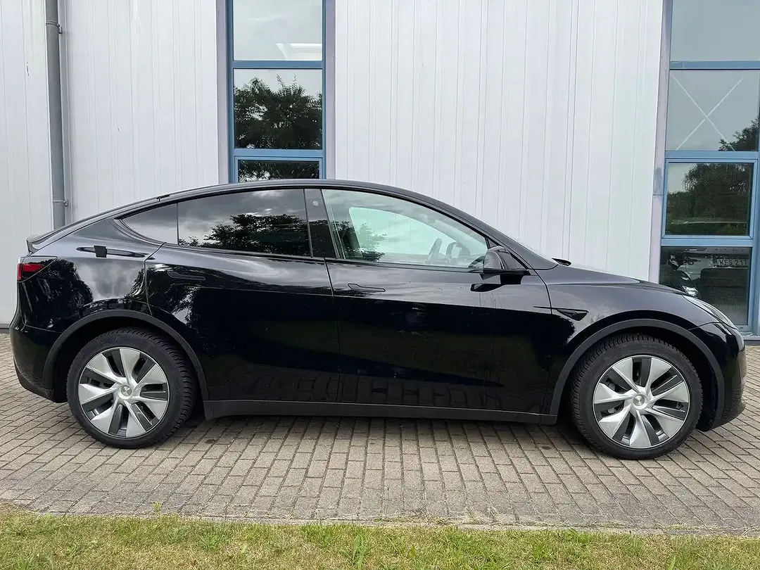Tesla Model Y - Thumbnail 8