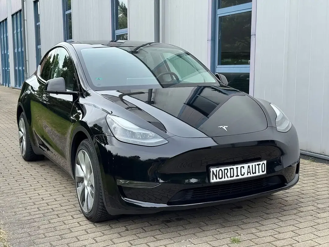 Tesla Model Y - Thumbnail 9