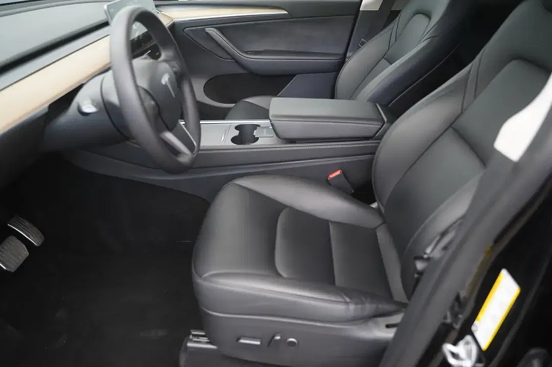Tesla Model Y - Thumbnail 9