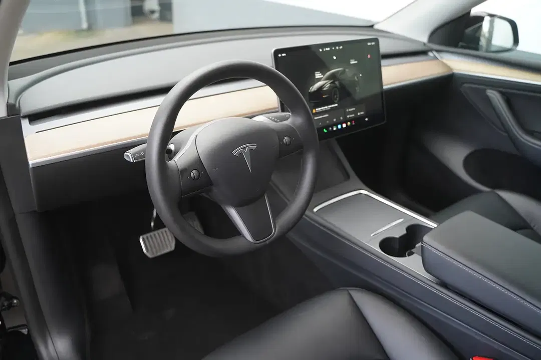 Tesla Model Y - Thumbnail 10