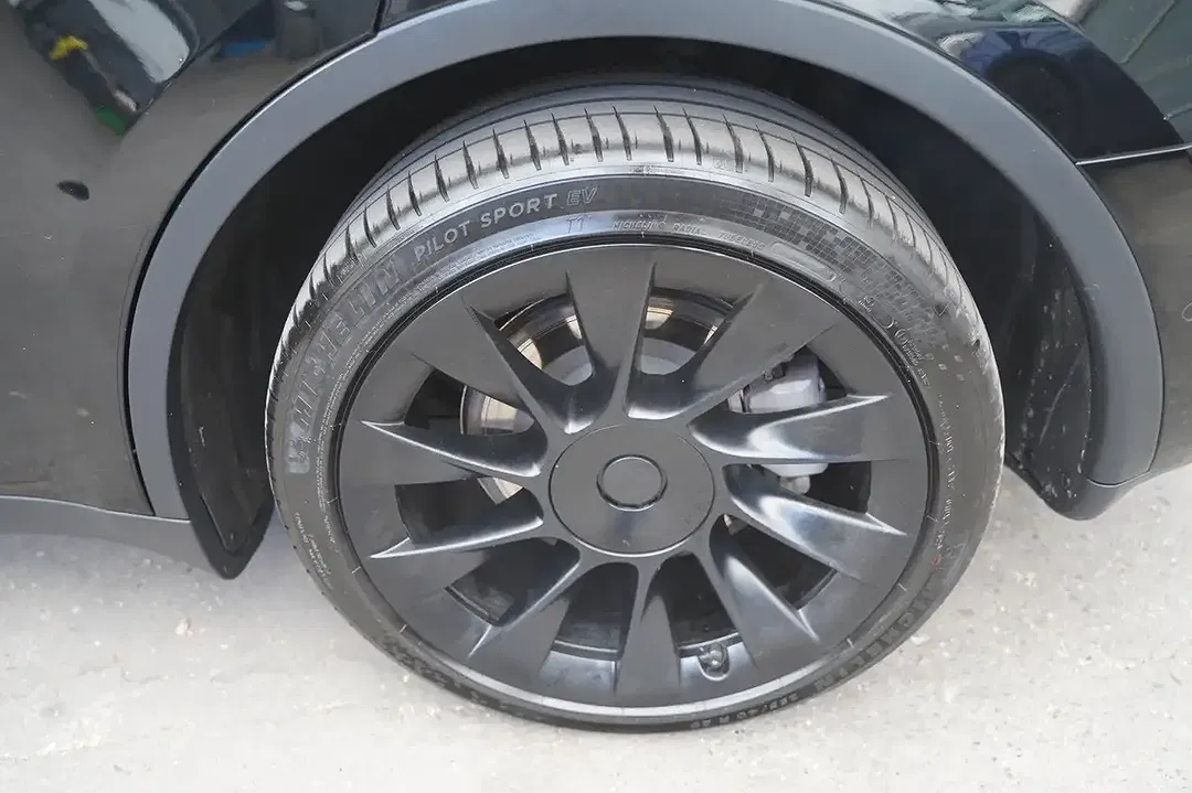 Tesla Model Y - Thumbnail 13
