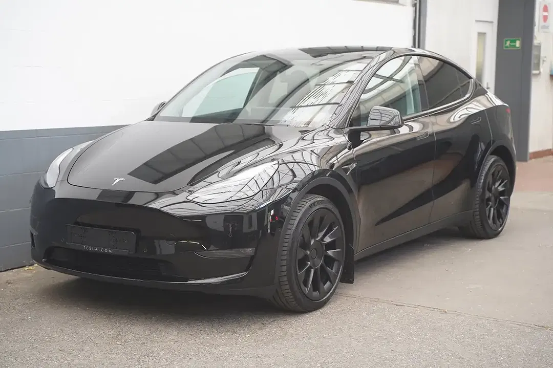 Tesla Model Y - Thumbnail 3