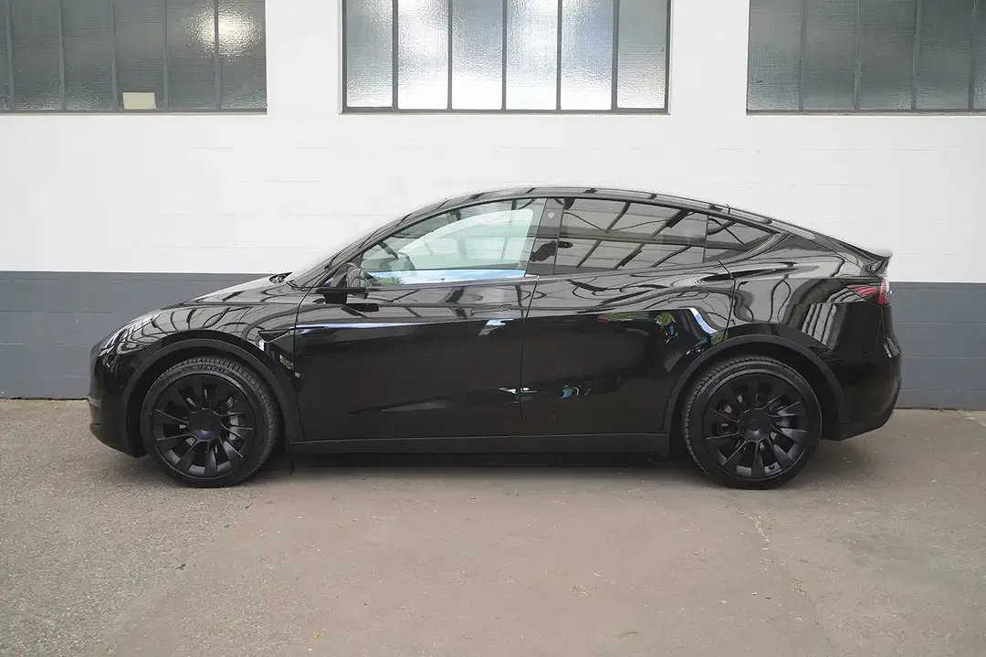 Tesla Model Y - Thumbnail 4