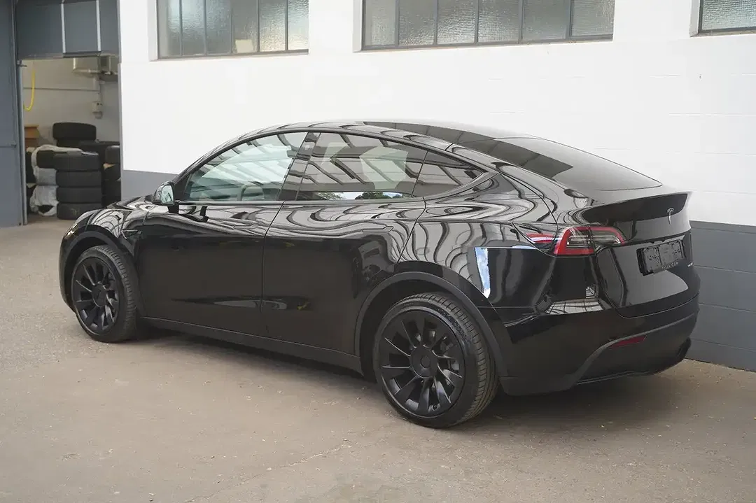 Tesla Model Y - Thumbnail 5