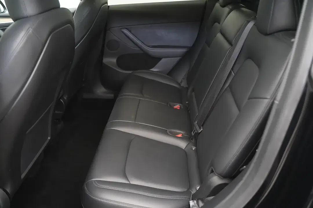 Tesla Model Y - Thumbnail 8
