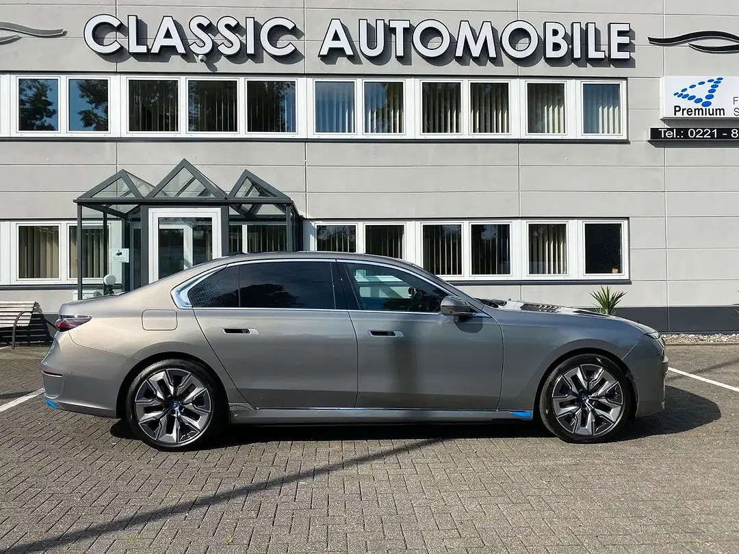 BMW i7 - Thumbnail 4