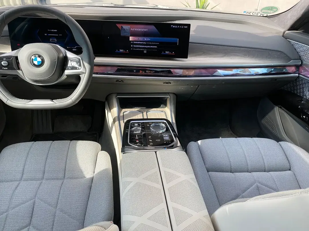 BMW i7 - Thumbnail 9