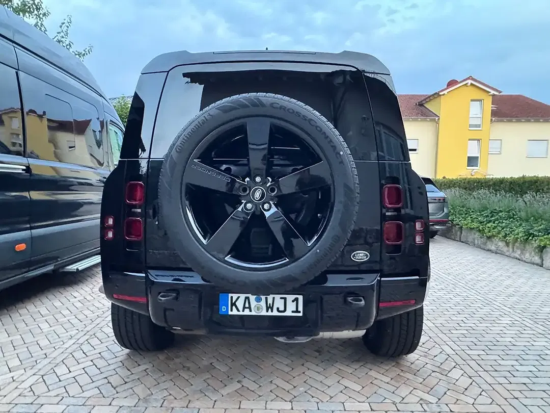 Land Rover Defender - Thumbnail 5