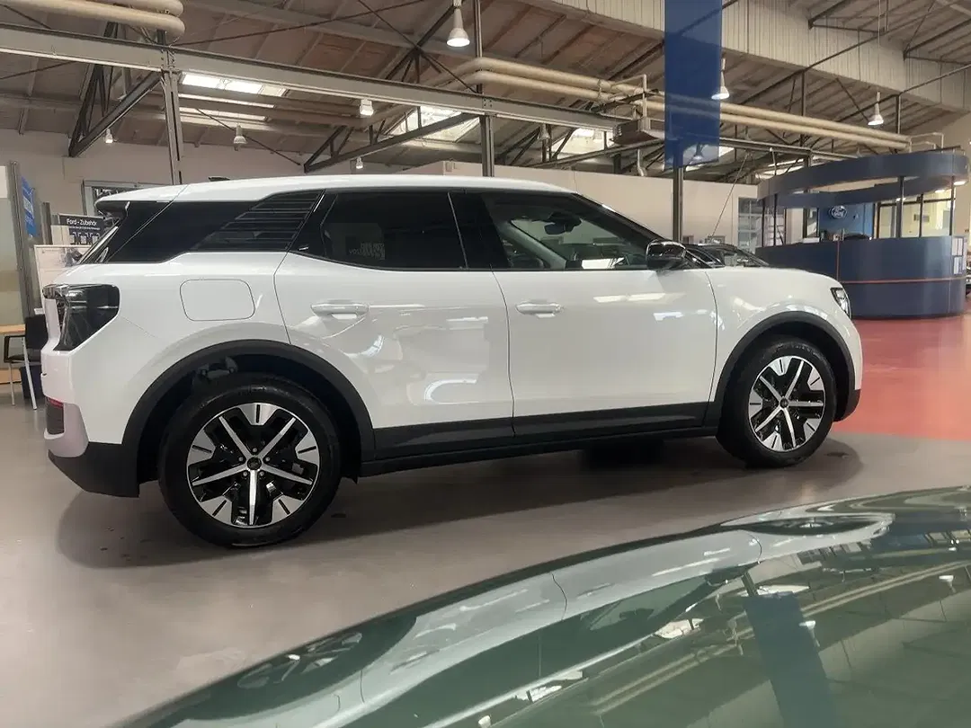 Ford Explorer - Thumbnail 4