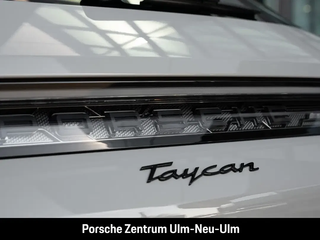 Porsche Taycan - Thumbnail 13