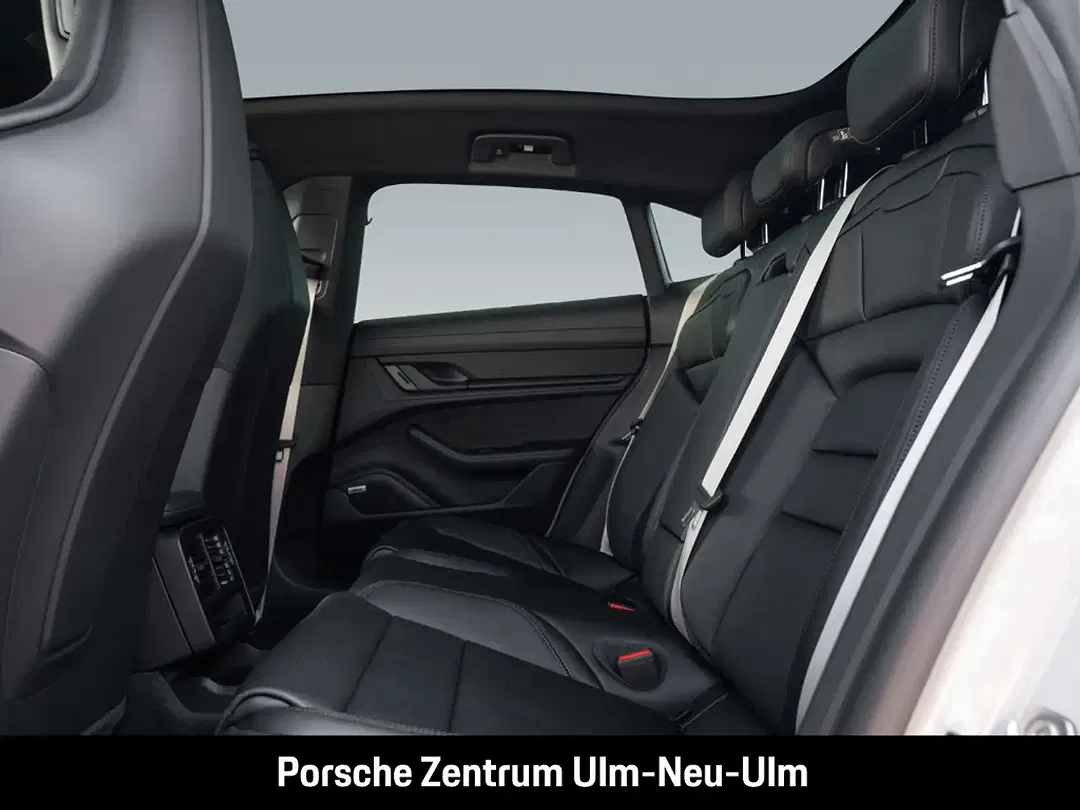 Porsche Taycan - Thumbnail 7