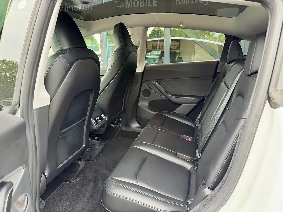 Tesla Model Y - Thumbnail 11