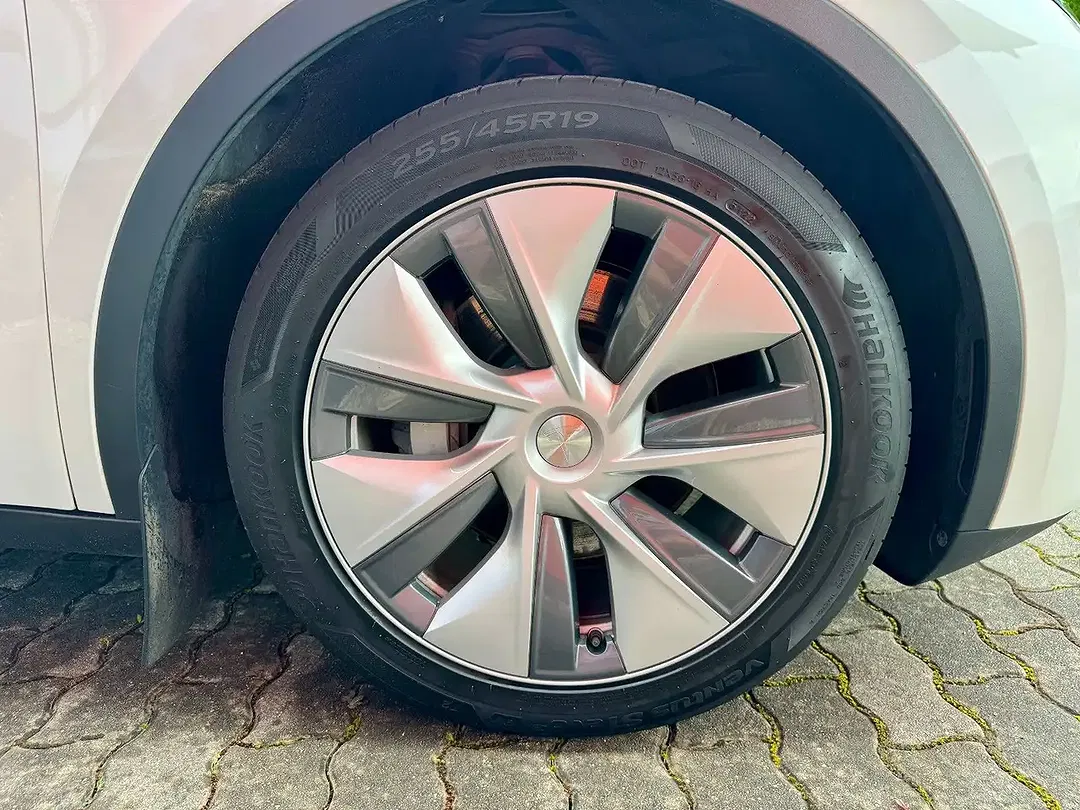 Tesla Model Y - Thumbnail 13