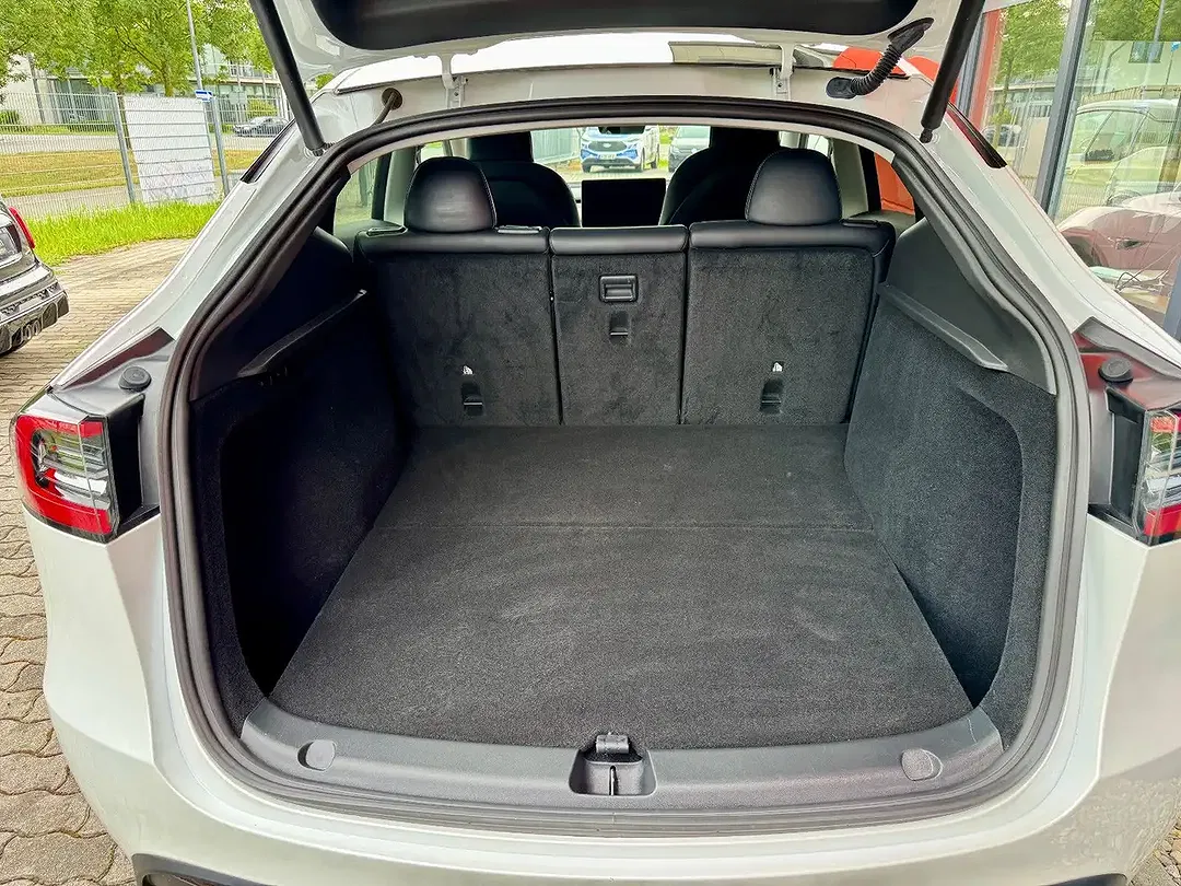 Tesla Model Y - Thumbnail 14
