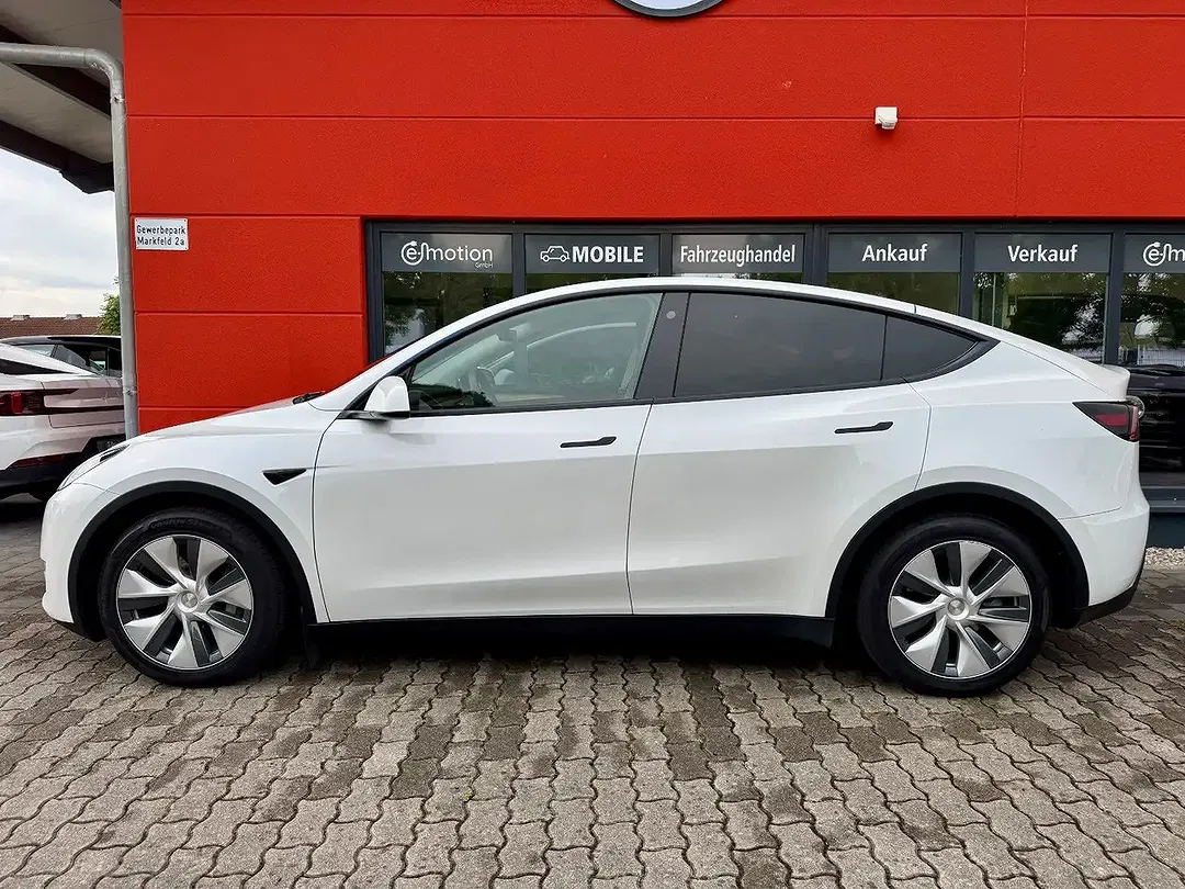 Tesla Model Y - Thumbnail 2