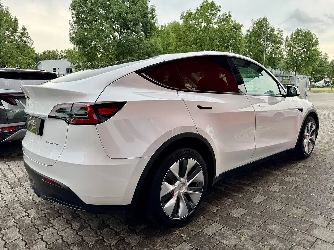 Tesla Model Y - Thumbnail 5