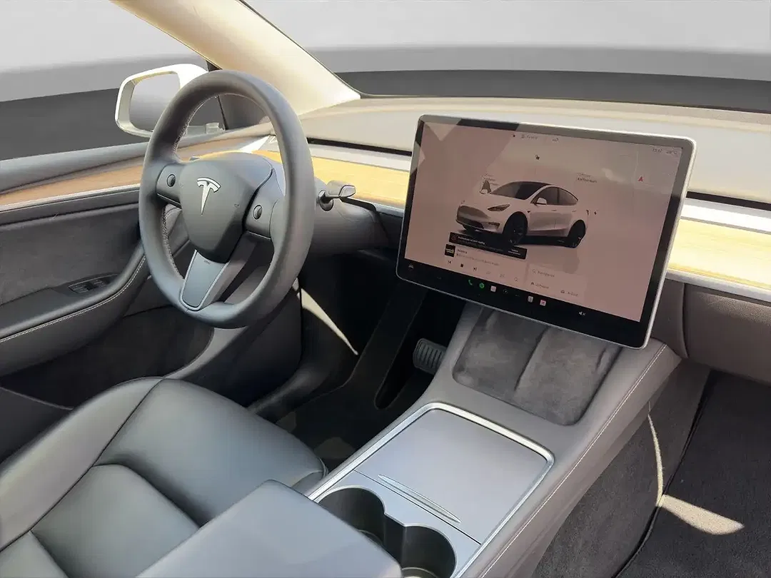 Tesla Model Y - Thumbnail 10