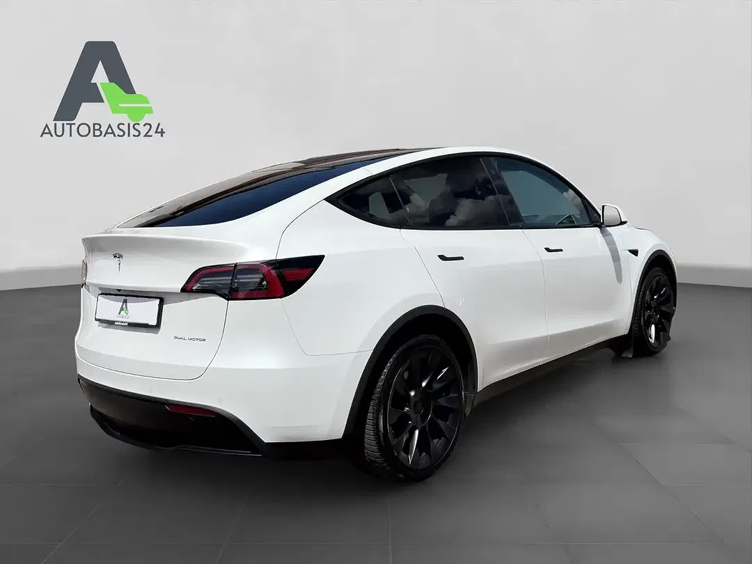 Tesla Model Y - Thumbnail 5
