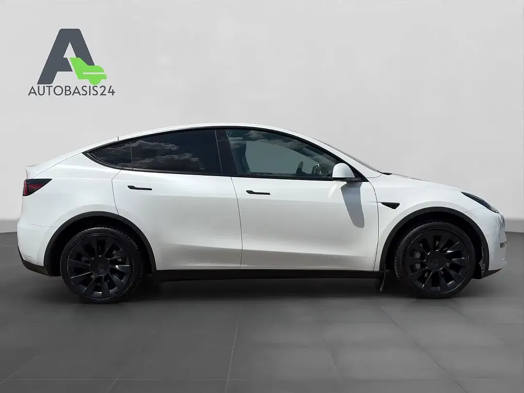 Tesla Model Y - Thumbnail 6