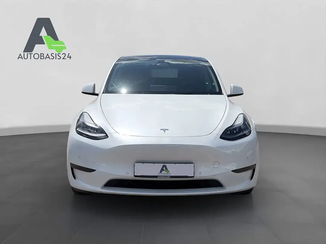 Tesla Model Y - Thumbnail 8