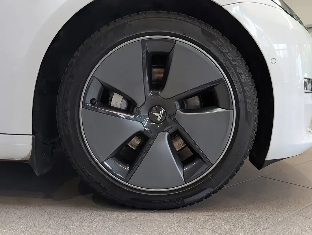 Tesla Model 3 - Thumbnail 10