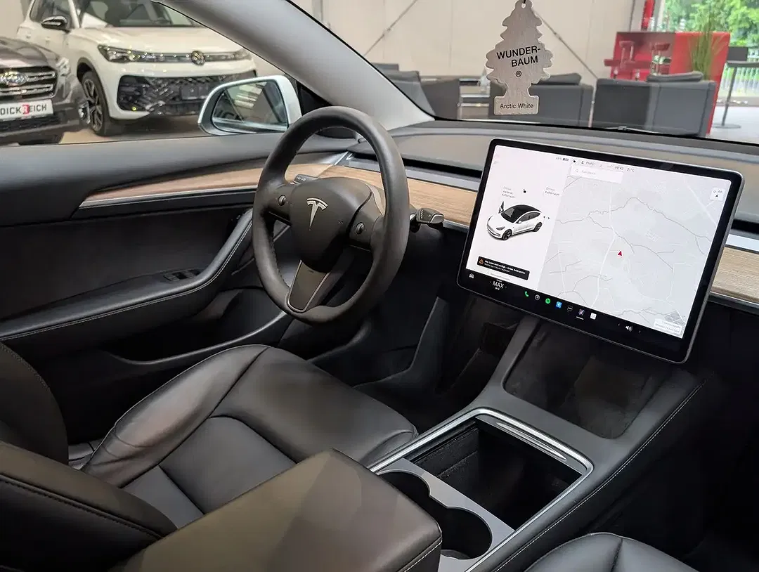 Tesla Model 3 - Thumbnail 11